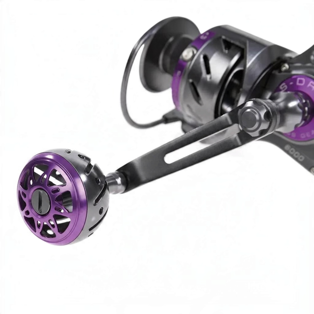 Gros plan sur la poignée ergonomique ajourée du moulinet de pêche Crisafish HART Miura gris anthracite et violet