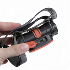 Lampe frontale rechargeable Crisafish noire et rouge avec port de charge USB ouvert pour activités extérieures