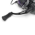 Gros plan sur la poignée ergonomique antidérapante du moulinet de pêche Crisafish HART gris anthracite et violet.