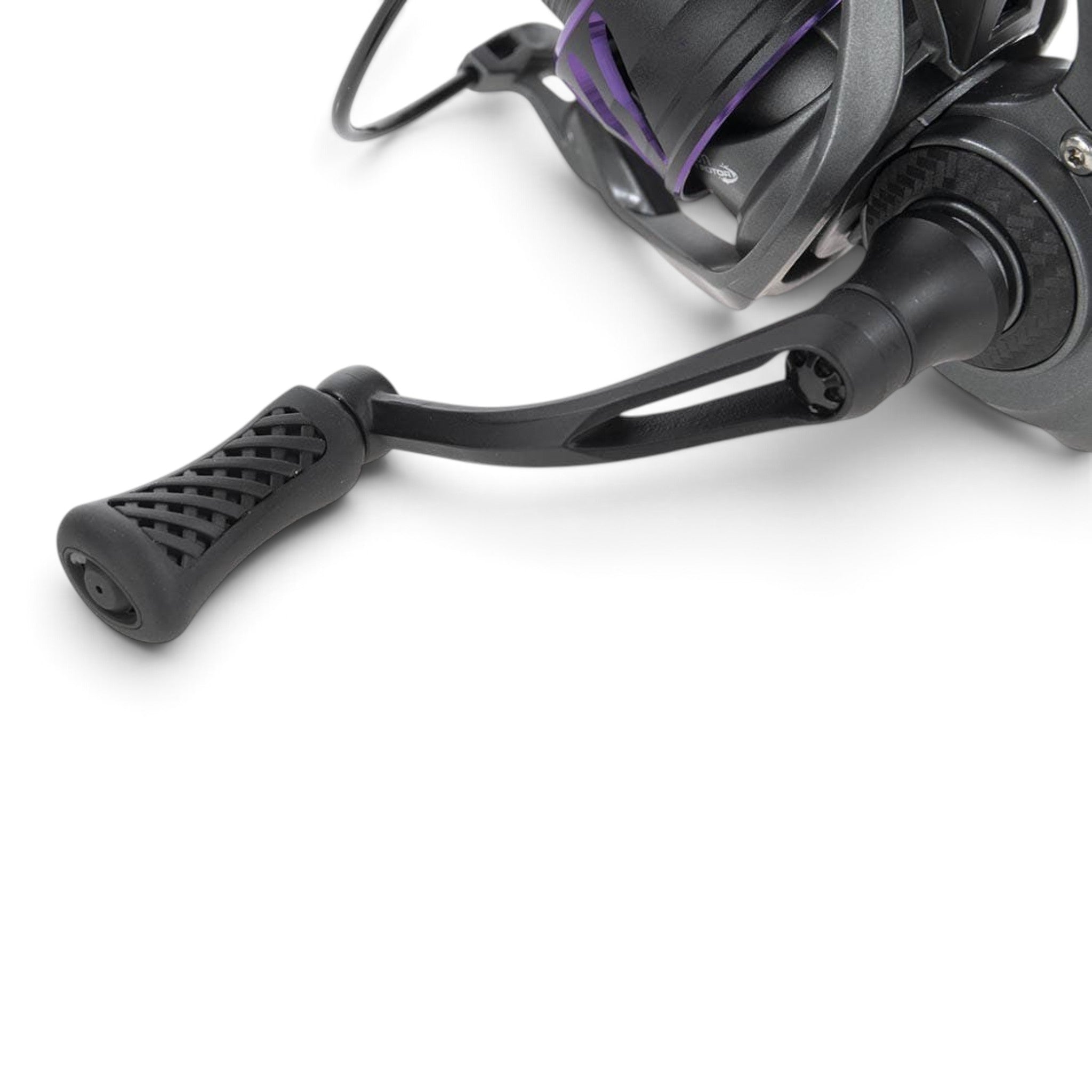 Gros plan sur la poignée ergonomique antidérapante du moulinet de pêche Crisafish HART gris anthracite et violet.