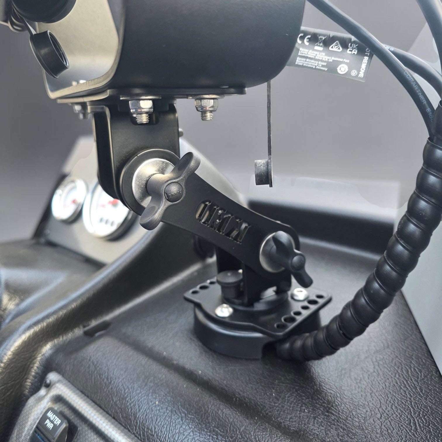 Support d'écran d'échosondeur Crisafish noir en aluminium réglable, fixation robuste pour bateau.